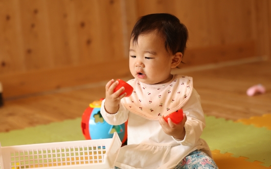 絵本を読んでいる子供