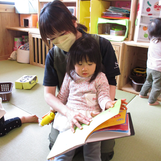 絵本を読んでいる子供