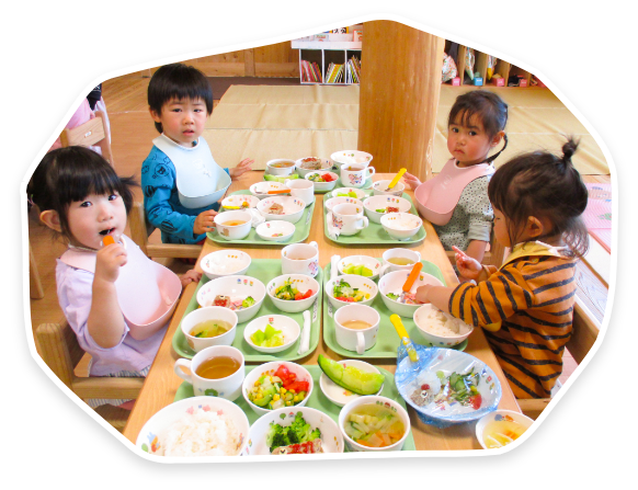 ご飯食べている子供たち
