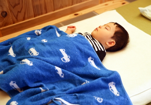 昼寝する子供