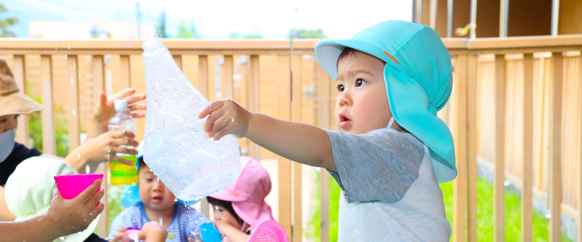 水遊びする子供
