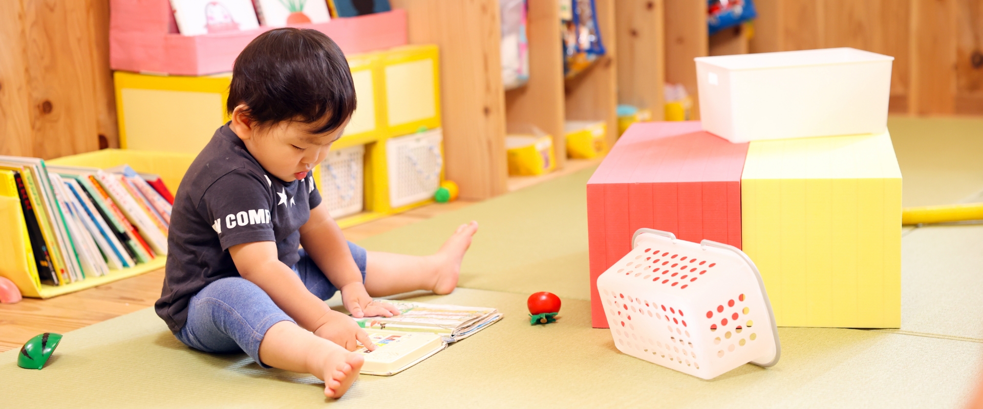 絵本を読んでいる子供